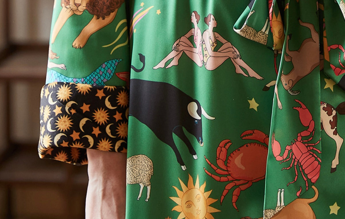 【先行発売開始】2025秋冬新作 🎃ホットシルク　ガウン　バスローブ　裏地ベロア　グリーン   星座柄 　襟太陽＆月柄  パジャマ ルームウェア